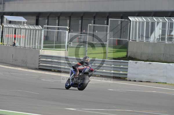 Motorcycle action photographs;Silverstone circuit;Silverstone photographs;Trackday digital images;event digital images;eventdigitalimages;no limits trackday;peter wileman photography;rockingham towcester northamptonshire;trackday;trackday photos