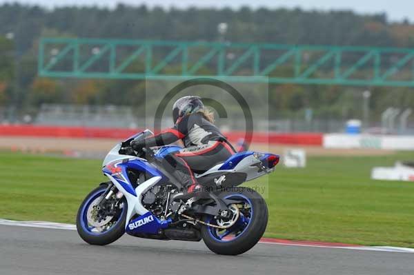 Motorcycle action photographs;Silverstone circuit;Silverstone photographs;Trackday digital images;event digital images;eventdigitalimages;no limits trackday;peter wileman photography;rockingham towcester northamptonshire;trackday;trackday photos