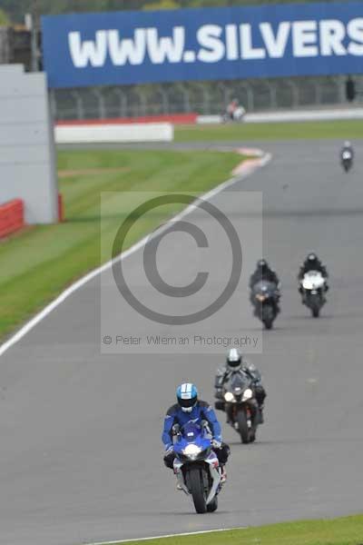 Motorcycle action photographs;Silverstone circuit;Silverstone photographs;Trackday digital images;event digital images;eventdigitalimages;no limits trackday;peter wileman photography;rockingham towcester northamptonshire;trackday;trackday photos