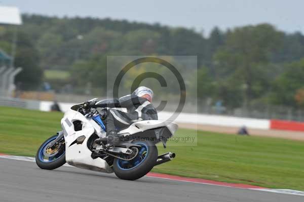 Motorcycle action photographs;Silverstone circuit;Silverstone photographs;Trackday digital images;event digital images;eventdigitalimages;no limits trackday;peter wileman photography;rockingham towcester northamptonshire;trackday;trackday photos