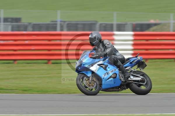 Motorcycle action photographs;Silverstone circuit;Silverstone photographs;Trackday digital images;event digital images;eventdigitalimages;no limits trackday;peter wileman photography;rockingham towcester northamptonshire;trackday;trackday photos