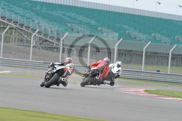 Motorcycle action photographs;Silverstone circuit;Silverstone photographs;Trackday digital images;event digital images;eventdigitalimages;no limits trackday;peter wileman photography;rockingham towcester northamptonshire;trackday;trackday photos