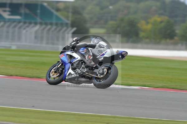 Motorcycle action photographs;Silverstone circuit;Silverstone photographs;Trackday digital images;event digital images;eventdigitalimages;no limits trackday;peter wileman photography;rockingham towcester northamptonshire;trackday;trackday photos
