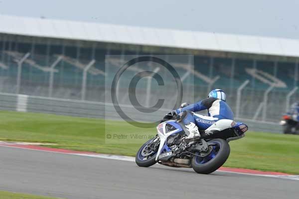 Motorcycle action photographs;Silverstone circuit;Silverstone photographs;Trackday digital images;event digital images;eventdigitalimages;no limits trackday;peter wileman photography;rockingham towcester northamptonshire;trackday;trackday photos