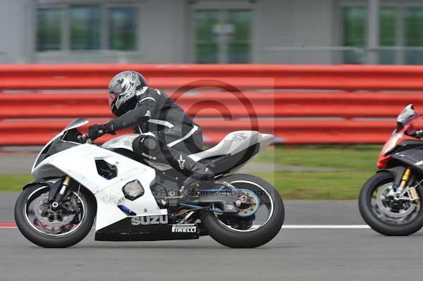 Motorcycle action photographs;Silverstone circuit;Silverstone photographs;Trackday digital images;event digital images;eventdigitalimages;no limits trackday;peter wileman photography;rockingham towcester northamptonshire;trackday;trackday photos