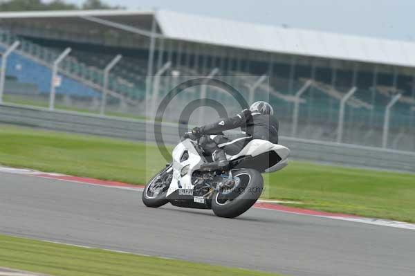 Motorcycle action photographs;Silverstone circuit;Silverstone photographs;Trackday digital images;event digital images;eventdigitalimages;no limits trackday;peter wileman photography;rockingham towcester northamptonshire;trackday;trackday photos