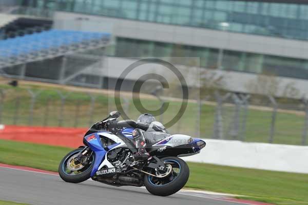 Motorcycle action photographs;Silverstone circuit;Silverstone photographs;Trackday digital images;event digital images;eventdigitalimages;no limits trackday;peter wileman photography;rockingham towcester northamptonshire;trackday;trackday photos