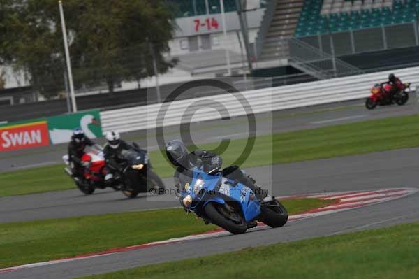 Motorcycle action photographs;Silverstone circuit;Silverstone photographs;Trackday digital images;event digital images;eventdigitalimages;no limits trackday;peter wileman photography;rockingham towcester northamptonshire;trackday;trackday photos
