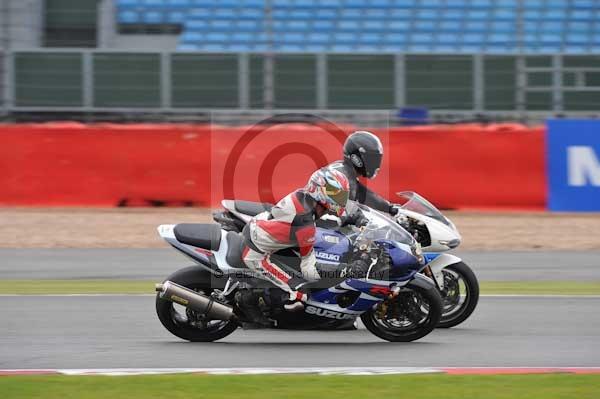 Motorcycle action photographs;Silverstone circuit;Silverstone photographs;Trackday digital images;event digital images;eventdigitalimages;no limits trackday;peter wileman photography;rockingham towcester northamptonshire;trackday;trackday photos