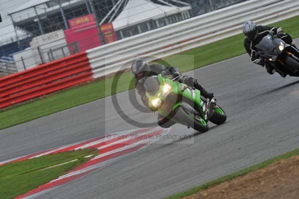 Motorcycle action photographs;Silverstone circuit;Silverstone photographs;Trackday digital images;event digital images;eventdigitalimages;no limits trackday;peter wileman photography;rockingham towcester northamptonshire;trackday;trackday photos