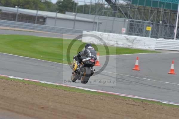 Motorcycle action photographs;Silverstone circuit;Silverstone photographs;Trackday digital images;event digital images;eventdigitalimages;no limits trackday;peter wileman photography;rockingham towcester northamptonshire;trackday;trackday photos