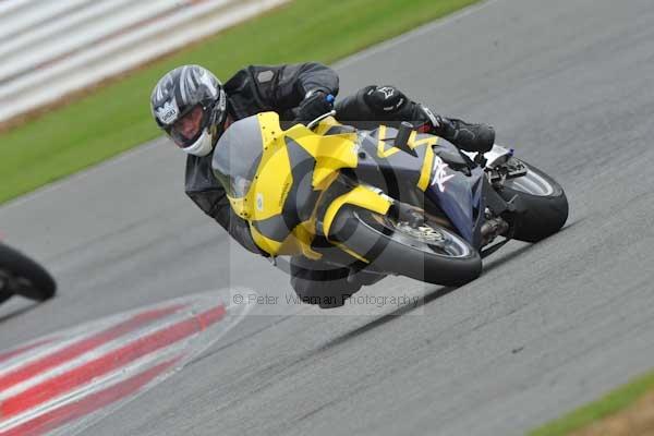 Motorcycle action photographs;Silverstone circuit;Silverstone photographs;Trackday digital images;event digital images;eventdigitalimages;no limits trackday;peter wileman photography;rockingham towcester northamptonshire;trackday;trackday photos