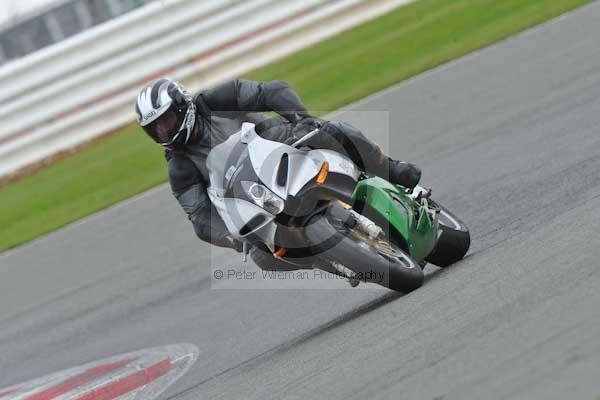 Motorcycle action photographs;Silverstone circuit;Silverstone photographs;Trackday digital images;event digital images;eventdigitalimages;no limits trackday;peter wileman photography;rockingham towcester northamptonshire;trackday;trackday photos