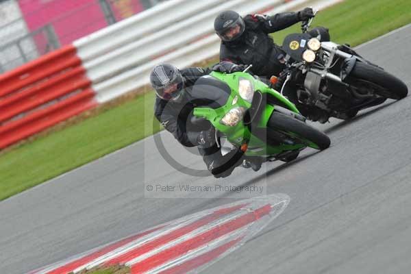 Motorcycle action photographs;Silverstone circuit;Silverstone photographs;Trackday digital images;event digital images;eventdigitalimages;no limits trackday;peter wileman photography;rockingham towcester northamptonshire;trackday;trackday photos
