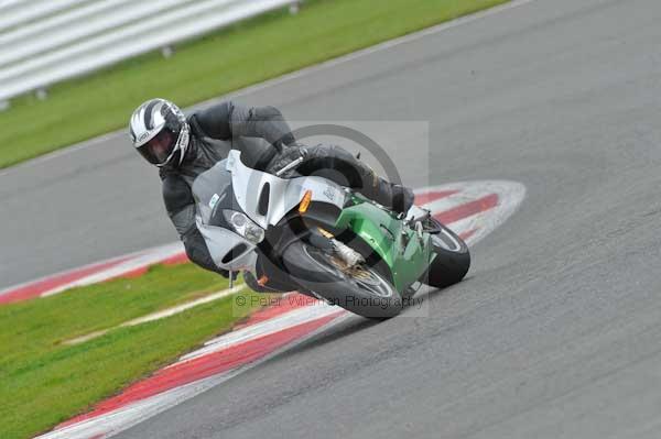 Motorcycle action photographs;Silverstone circuit;Silverstone photographs;Trackday digital images;event digital images;eventdigitalimages;no limits trackday;peter wileman photography;rockingham towcester northamptonshire;trackday;trackday photos