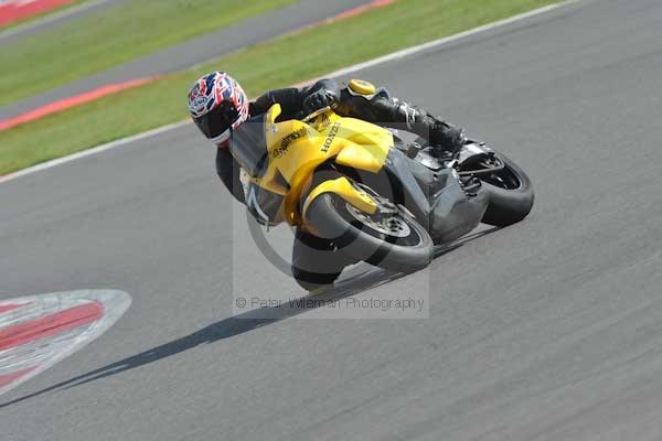 Motorcycle action photographs;Silverstone circuit;Silverstone photographs;Trackday digital images;event digital images;eventdigitalimages;no limits trackday;peter wileman photography;rockingham towcester northamptonshire;trackday;trackday photos