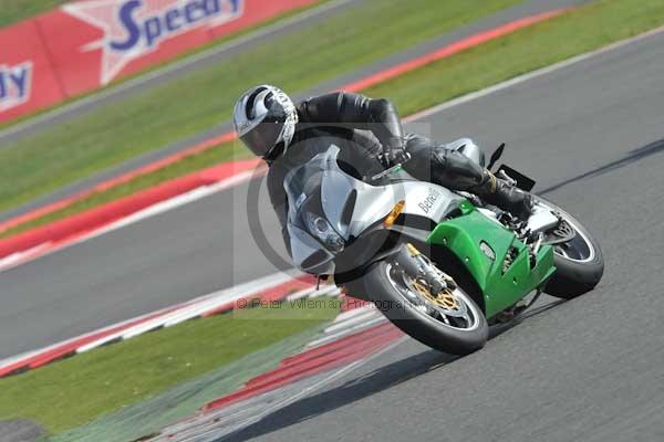 Motorcycle action photographs;Silverstone circuit;Silverstone photographs;Trackday digital images;event digital images;eventdigitalimages;no limits trackday;peter wileman photography;rockingham towcester northamptonshire;trackday;trackday photos
