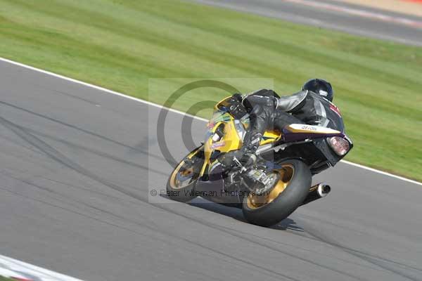 Motorcycle action photographs;Silverstone circuit;Silverstone photographs;Trackday digital images;event digital images;eventdigitalimages;no limits trackday;peter wileman photography;rockingham towcester northamptonshire;trackday;trackday photos