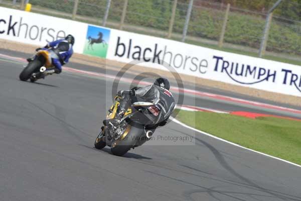 Motorcycle action photographs;Silverstone circuit;Silverstone photographs;Trackday digital images;event digital images;eventdigitalimages;no limits trackday;peter wileman photography;rockingham towcester northamptonshire;trackday;trackday photos