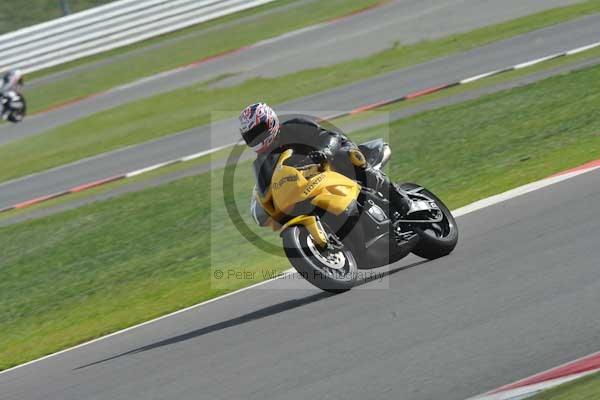 Motorcycle action photographs;Silverstone circuit;Silverstone photographs;Trackday digital images;event digital images;eventdigitalimages;no limits trackday;peter wileman photography;rockingham towcester northamptonshire;trackday;trackday photos