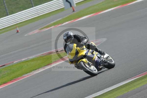 Motorcycle action photographs;Silverstone circuit;Silverstone photographs;Trackday digital images;event digital images;eventdigitalimages;no limits trackday;peter wileman photography;rockingham towcester northamptonshire;trackday;trackday photos