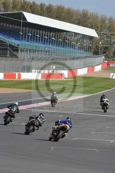 Motorcycle action photographs;Silverstone circuit;Silverstone photographs;Trackday digital images;event digital images;eventdigitalimages;no limits trackday;peter wileman photography;rockingham towcester northamptonshire;trackday;trackday photos