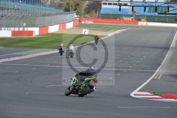 Motorcycle action photographs;Silverstone circuit;Silverstone photographs;Trackday digital images;event digital images;eventdigitalimages;no limits trackday;peter wileman photography;rockingham towcester northamptonshire;trackday;trackday photos