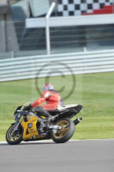 Motorcycle action photographs;Silverstone circuit;Silverstone photographs;Trackday digital images;event digital images;eventdigitalimages;no limits trackday;peter wileman photography;rockingham towcester northamptonshire;trackday;trackday photos