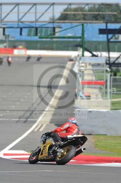 Motorcycle action photographs;Silverstone circuit;Silverstone photographs;Trackday digital images;event digital images;eventdigitalimages;no limits trackday;peter wileman photography;rockingham towcester northamptonshire;trackday;trackday photos