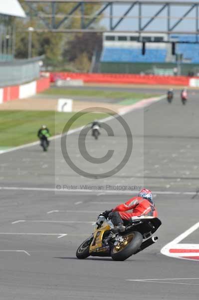 Motorcycle action photographs;Silverstone circuit;Silverstone photographs;Trackday digital images;event digital images;eventdigitalimages;no limits trackday;peter wileman photography;rockingham towcester northamptonshire;trackday;trackday photos