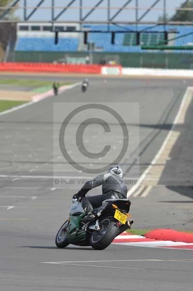 Motorcycle action photographs;Silverstone circuit;Silverstone photographs;Trackday digital images;event digital images;eventdigitalimages;no limits trackday;peter wileman photography;rockingham towcester northamptonshire;trackday;trackday photos