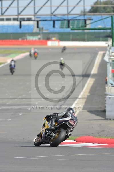 Motorcycle action photographs;Silverstone circuit;Silverstone photographs;Trackday digital images;event digital images;eventdigitalimages;no limits trackday;peter wileman photography;rockingham towcester northamptonshire;trackday;trackday photos