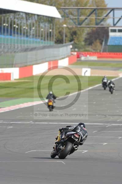Motorcycle action photographs;Silverstone circuit;Silverstone photographs;Trackday digital images;event digital images;eventdigitalimages;no limits trackday;peter wileman photography;rockingham towcester northamptonshire;trackday;trackday photos