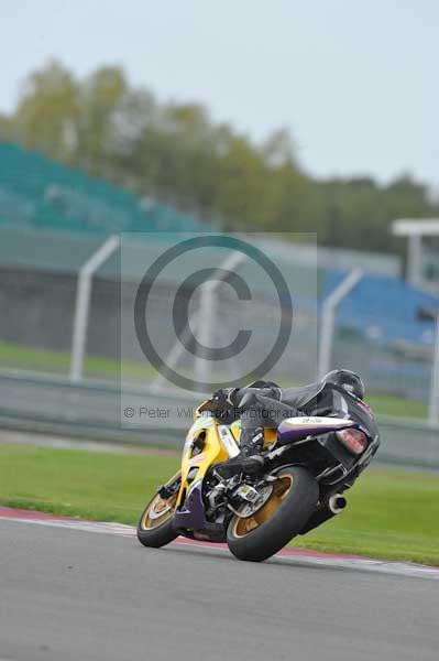 Motorcycle action photographs;Silverstone circuit;Silverstone photographs;Trackday digital images;event digital images;eventdigitalimages;no limits trackday;peter wileman photography;rockingham towcester northamptonshire;trackday;trackday photos