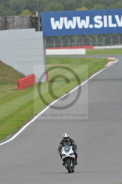 Motorcycle action photographs;Silverstone circuit;Silverstone photographs;Trackday digital images;event digital images;eventdigitalimages;no limits trackday;peter wileman photography;rockingham towcester northamptonshire;trackday;trackday photos