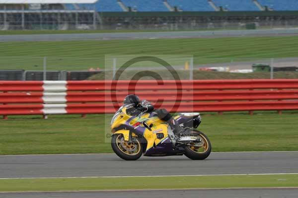 Motorcycle action photographs;Silverstone circuit;Silverstone photographs;Trackday digital images;event digital images;eventdigitalimages;no limits trackday;peter wileman photography;rockingham towcester northamptonshire;trackday;trackday photos