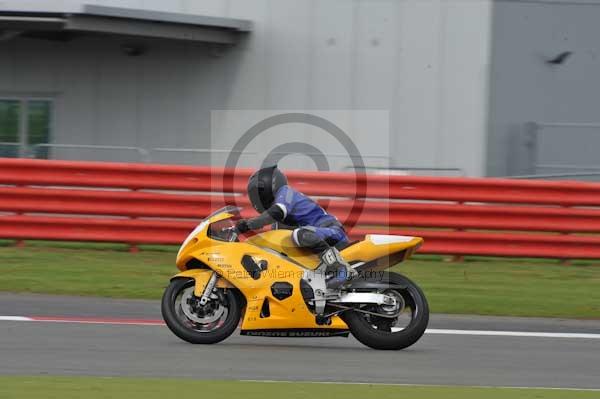 Motorcycle action photographs;Silverstone circuit;Silverstone photographs;Trackday digital images;event digital images;eventdigitalimages;no limits trackday;peter wileman photography;rockingham towcester northamptonshire;trackday;trackday photos