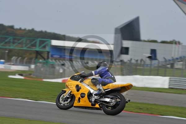 Motorcycle action photographs;Silverstone circuit;Silverstone photographs;Trackday digital images;event digital images;eventdigitalimages;no limits trackday;peter wileman photography;rockingham towcester northamptonshire;trackday;trackday photos