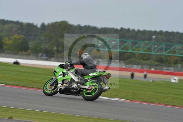 Motorcycle action photographs;Silverstone circuit;Silverstone photographs;Trackday digital images;event digital images;eventdigitalimages;no limits trackday;peter wileman photography;rockingham towcester northamptonshire;trackday;trackday photos