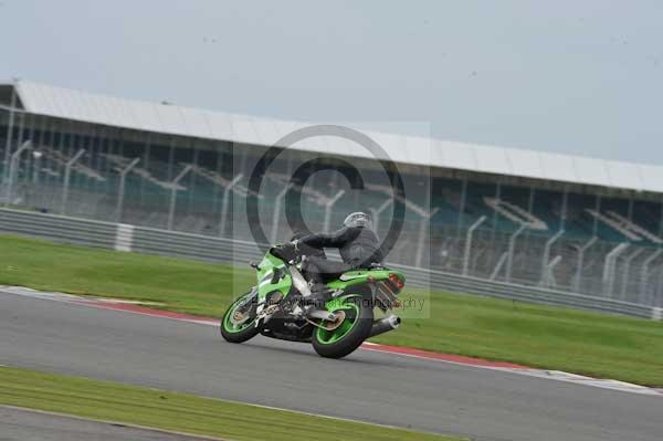 Motorcycle action photographs;Silverstone circuit;Silverstone photographs;Trackday digital images;event digital images;eventdigitalimages;no limits trackday;peter wileman photography;rockingham towcester northamptonshire;trackday;trackday photos