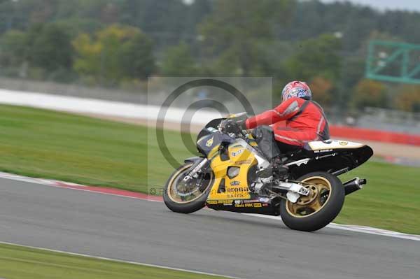 Motorcycle action photographs;Silverstone circuit;Silverstone photographs;Trackday digital images;event digital images;eventdigitalimages;no limits trackday;peter wileman photography;rockingham towcester northamptonshire;trackday;trackday photos