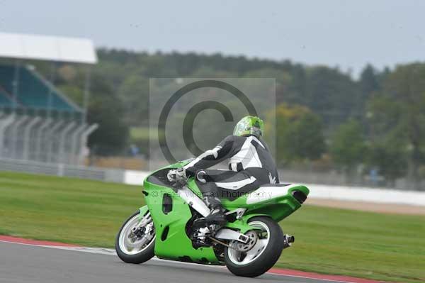 Motorcycle action photographs;Silverstone circuit;Silverstone photographs;Trackday digital images;event digital images;eventdigitalimages;no limits trackday;peter wileman photography;rockingham towcester northamptonshire;trackday;trackday photos