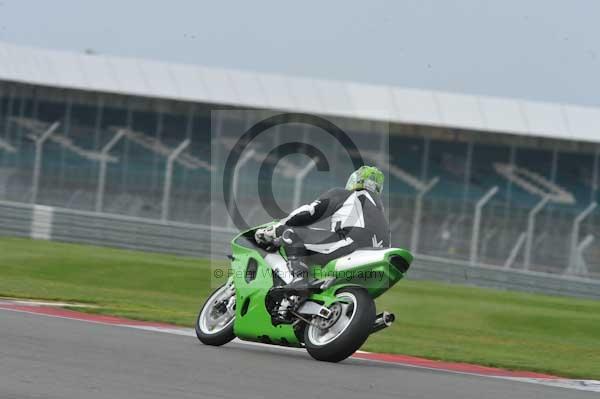 Motorcycle action photographs;Silverstone circuit;Silverstone photographs;Trackday digital images;event digital images;eventdigitalimages;no limits trackday;peter wileman photography;rockingham towcester northamptonshire;trackday;trackday photos