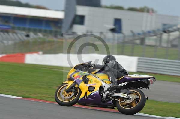 Motorcycle action photographs;Silverstone circuit;Silverstone photographs;Trackday digital images;event digital images;eventdigitalimages;no limits trackday;peter wileman photography;rockingham towcester northamptonshire;trackday;trackday photos