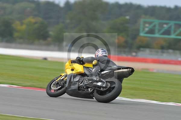 Motorcycle action photographs;Silverstone circuit;Silverstone photographs;Trackday digital images;event digital images;eventdigitalimages;no limits trackday;peter wileman photography;rockingham towcester northamptonshire;trackday;trackday photos