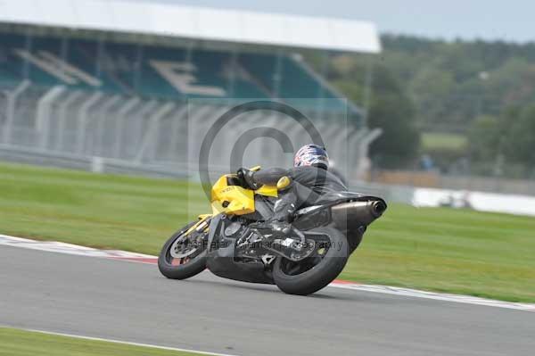 Motorcycle action photographs;Silverstone circuit;Silverstone photographs;Trackday digital images;event digital images;eventdigitalimages;no limits trackday;peter wileman photography;rockingham towcester northamptonshire;trackday;trackday photos