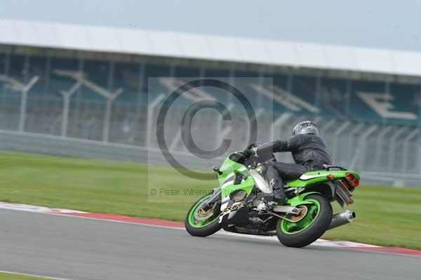 Motorcycle action photographs;Silverstone circuit;Silverstone photographs;Trackday digital images;event digital images;eventdigitalimages;no limits trackday;peter wileman photography;rockingham towcester northamptonshire;trackday;trackday photos