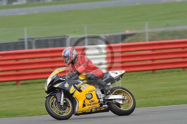 Motorcycle action photographs;Silverstone circuit;Silverstone photographs;Trackday digital images;event digital images;eventdigitalimages;no limits trackday;peter wileman photography;rockingham towcester northamptonshire;trackday;trackday photos