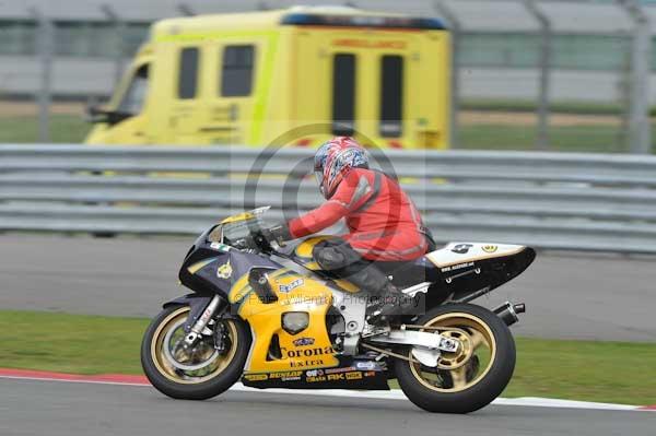 Motorcycle action photographs;Silverstone circuit;Silverstone photographs;Trackday digital images;event digital images;eventdigitalimages;no limits trackday;peter wileman photography;rockingham towcester northamptonshire;trackday;trackday photos