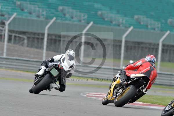 Motorcycle action photographs;Silverstone circuit;Silverstone photographs;Trackday digital images;event digital images;eventdigitalimages;no limits trackday;peter wileman photography;rockingham towcester northamptonshire;trackday;trackday photos